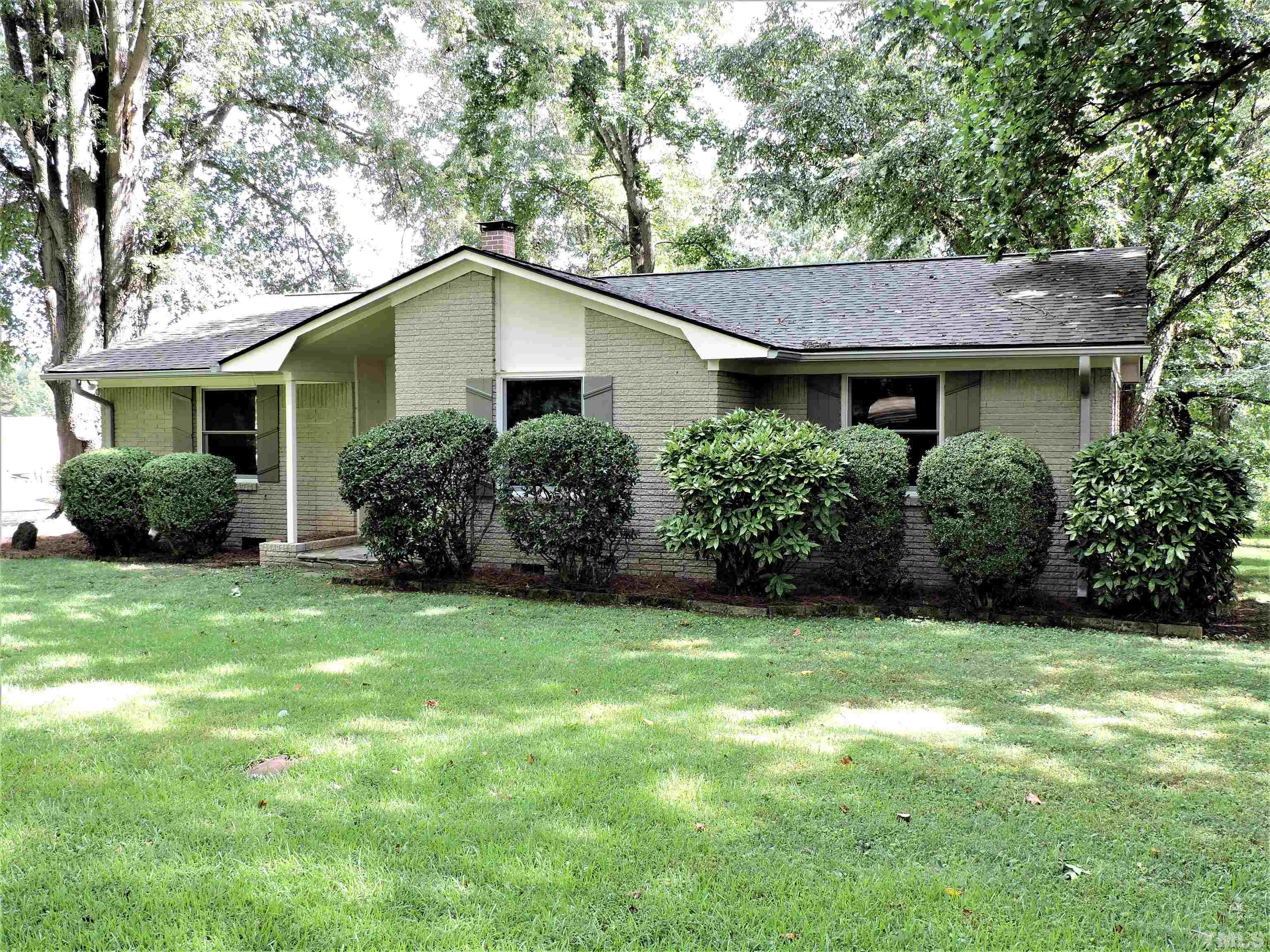 a view of a house with yard and plants