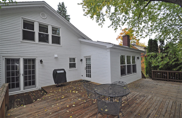 527 North Sheridan Road Waukegan, IL 60085 - Photo 18 of 25 a front view of a house with a yard