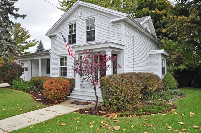 527 North Sheridan Road Waukegan, IL 60085 - Photo 2 of 25 a front view of a house with garden