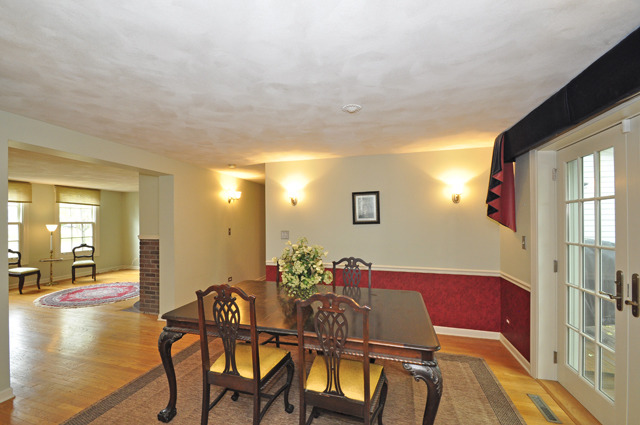 527 North Sheridan Road Waukegan, IL 60085 - Photo 6 of 25 a view of a dining room with furniture and a potted plant