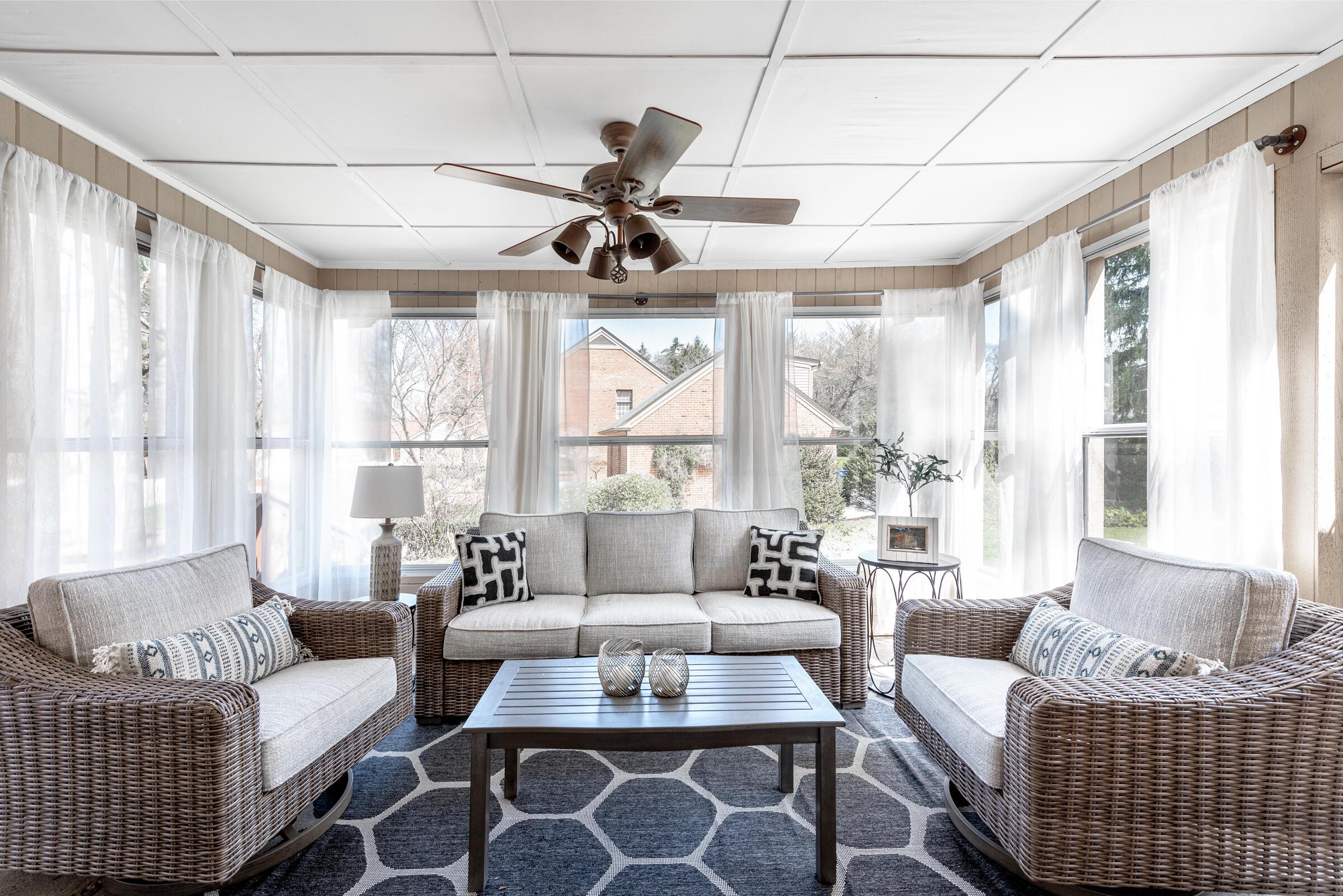 2666 Chartwell Road Columbus, OH 43220 - Photo 19 of 42 Light & bright Sunroom!