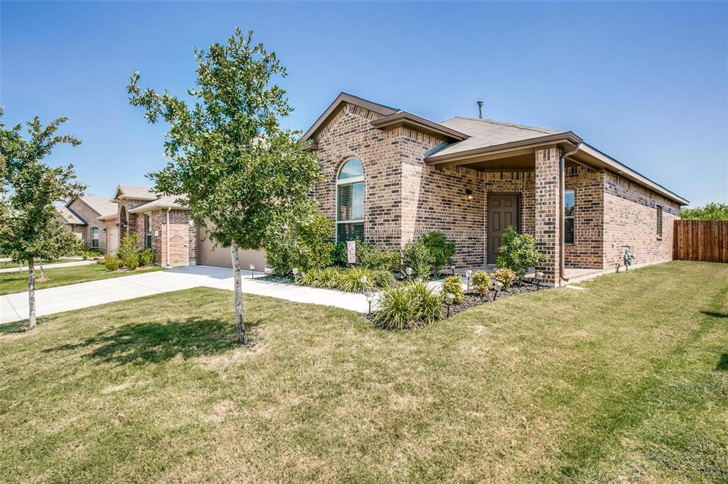 a view of a house with backyard and trees
