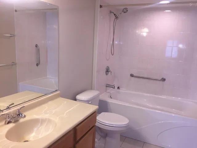 $1,800 | 6559 West George Street, Unit 202, Chicago, IL 60634