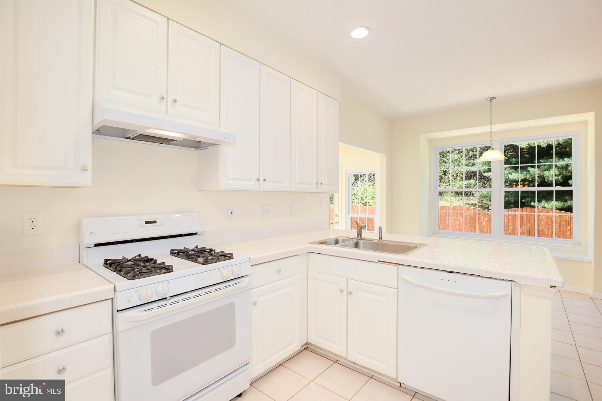 20309 Swallow Point Road Gaithersburg, MD 20886 - Photo 14 of 30 Kitchen