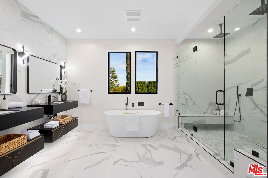 5012 Enfield Avenue Encino, CA 91316 - Photo 23 of 36 a spacious bathroom with a bathtub sink and mirror