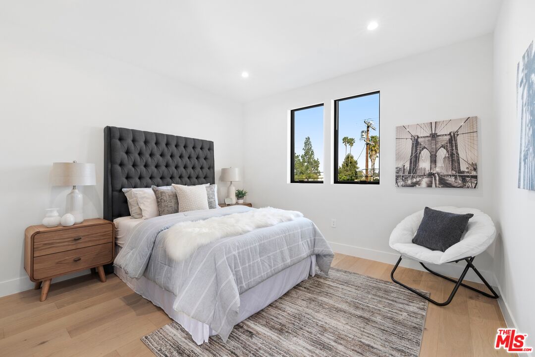 5012 Enfield Avenue Encino, CA 91316 - Photo 27 of 36 a bedroom with a bed and a chair