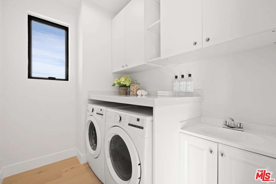 5012 Enfield Avenue Encino, CA 91316 - Photo 31 of 36 a utility room with dryer and washer