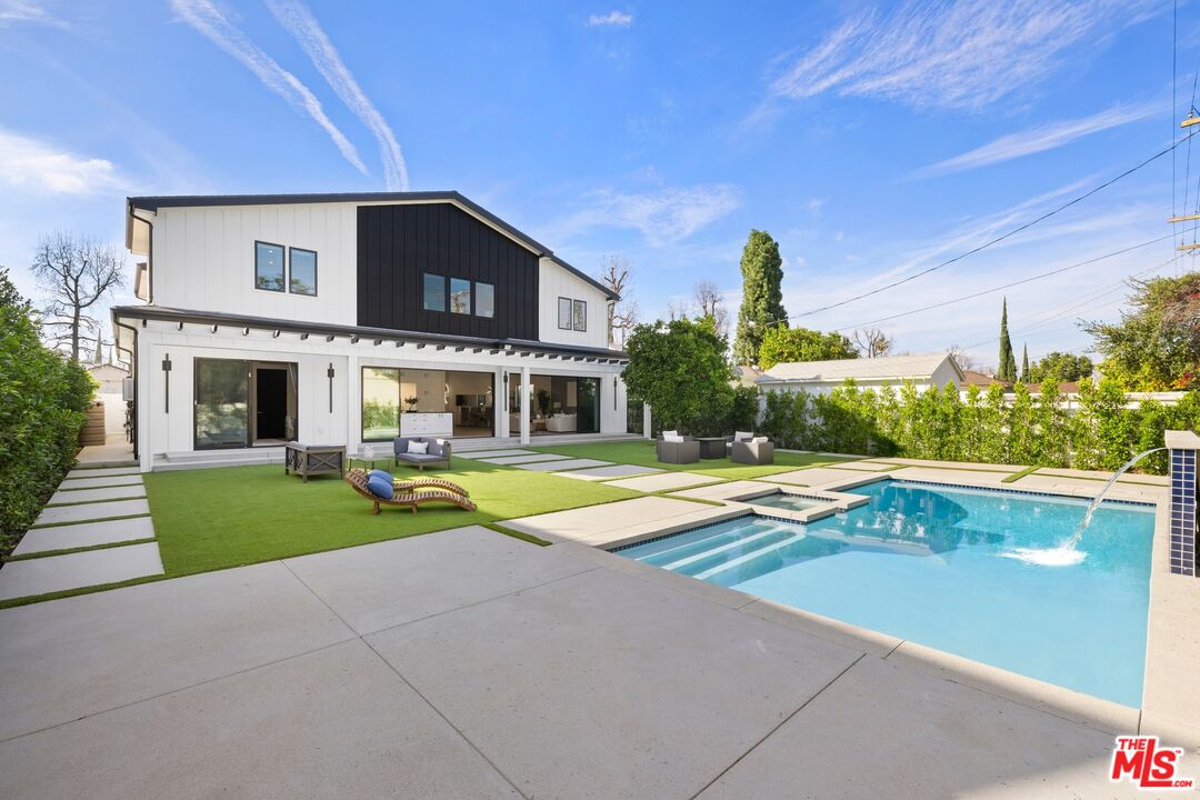 5012 Enfield Avenue Encino, CA 91316 - Photo 32 of 36 a view of pool with yard