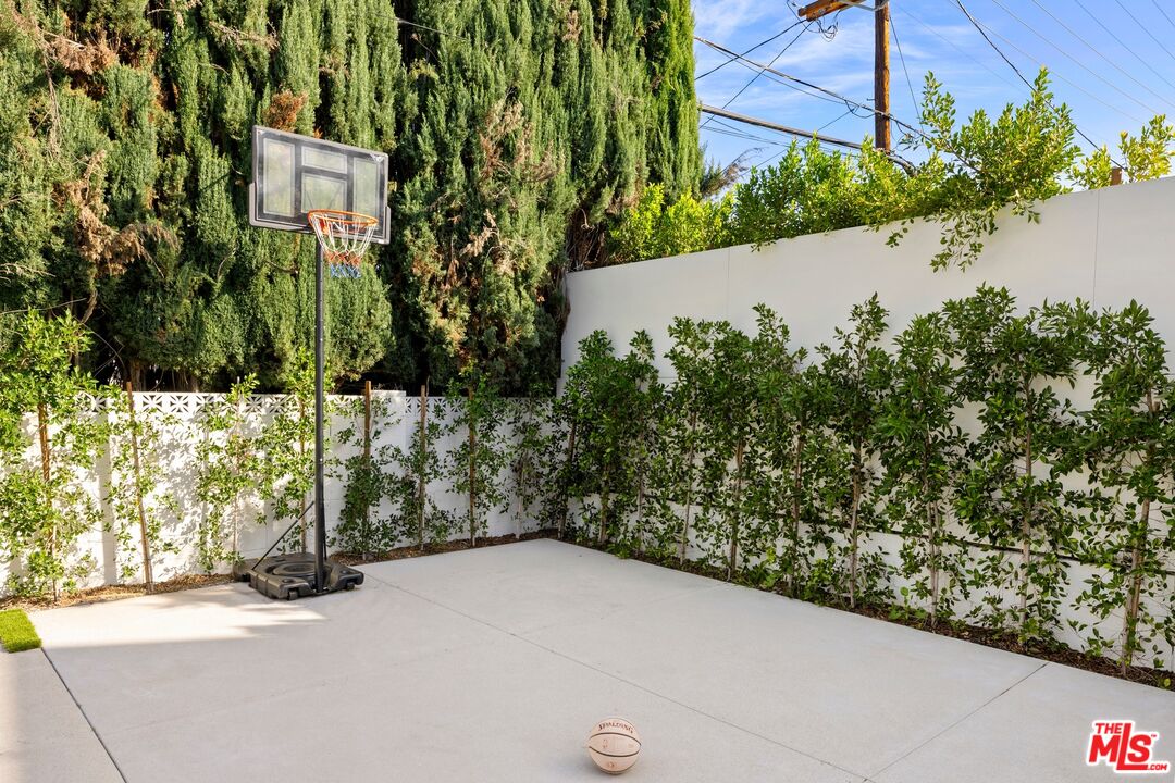 5012 Enfield Avenue Encino, CA 91316 - Photo 35 of 36 a view of a street