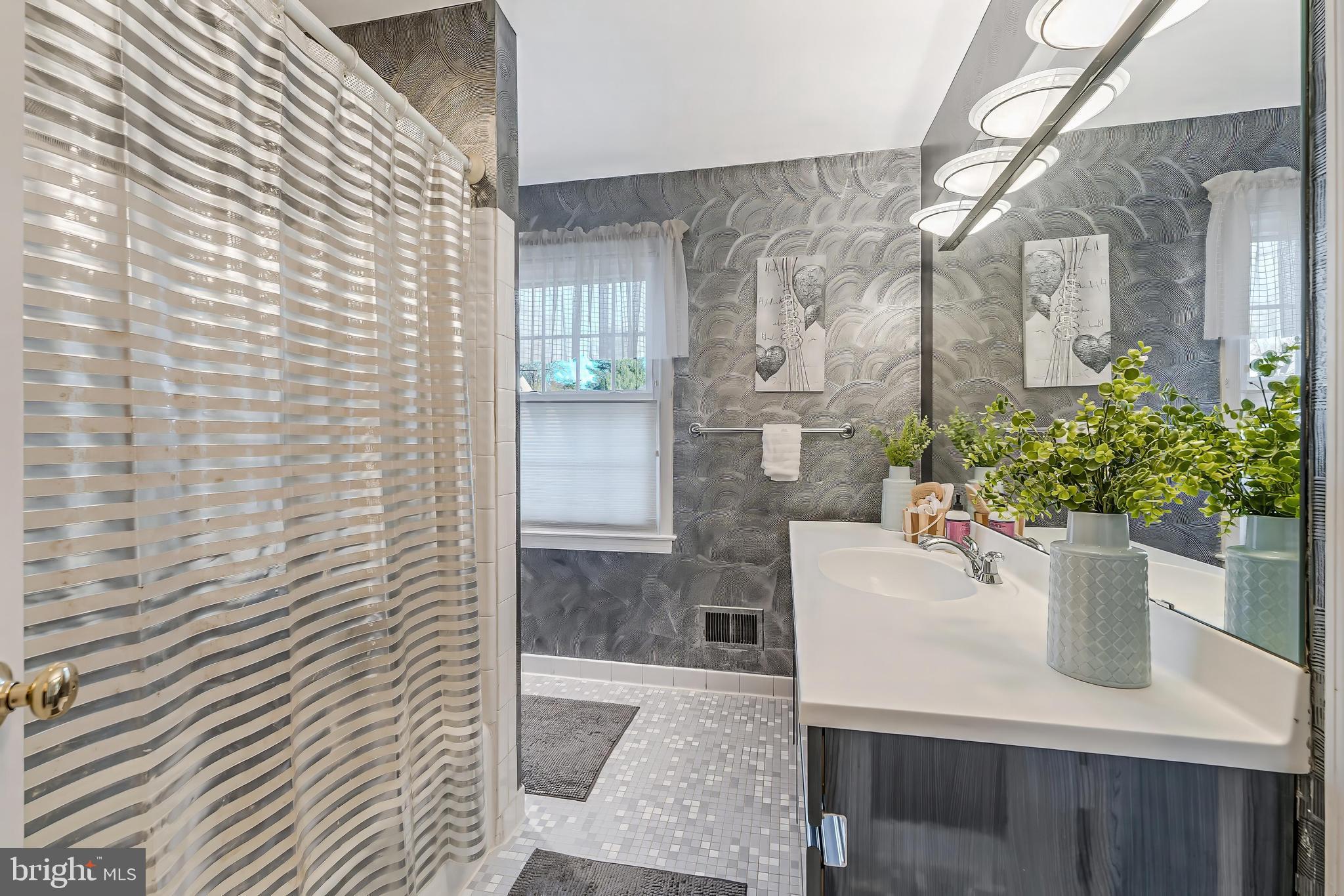 9908 Carter Road Bethesda, MD 20817 - Photo 41 of 51 Tub/shower combo