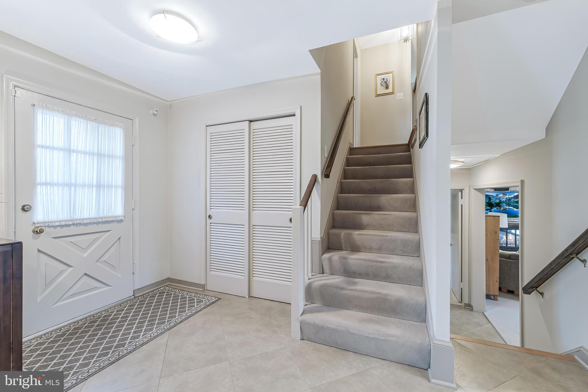 9908 Carter Road Bethesda, MD 20817 - Photo 7 of 51 Split stair cases