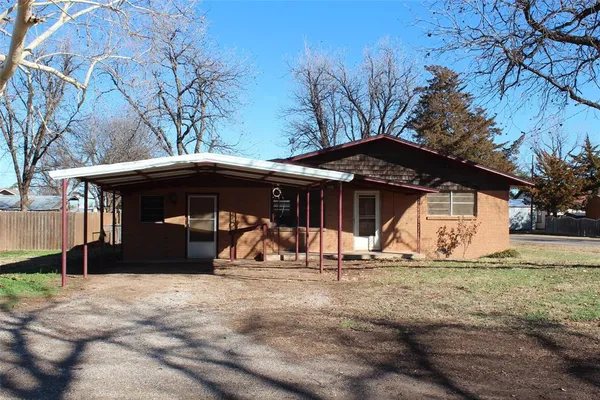 a view of a house with backyard