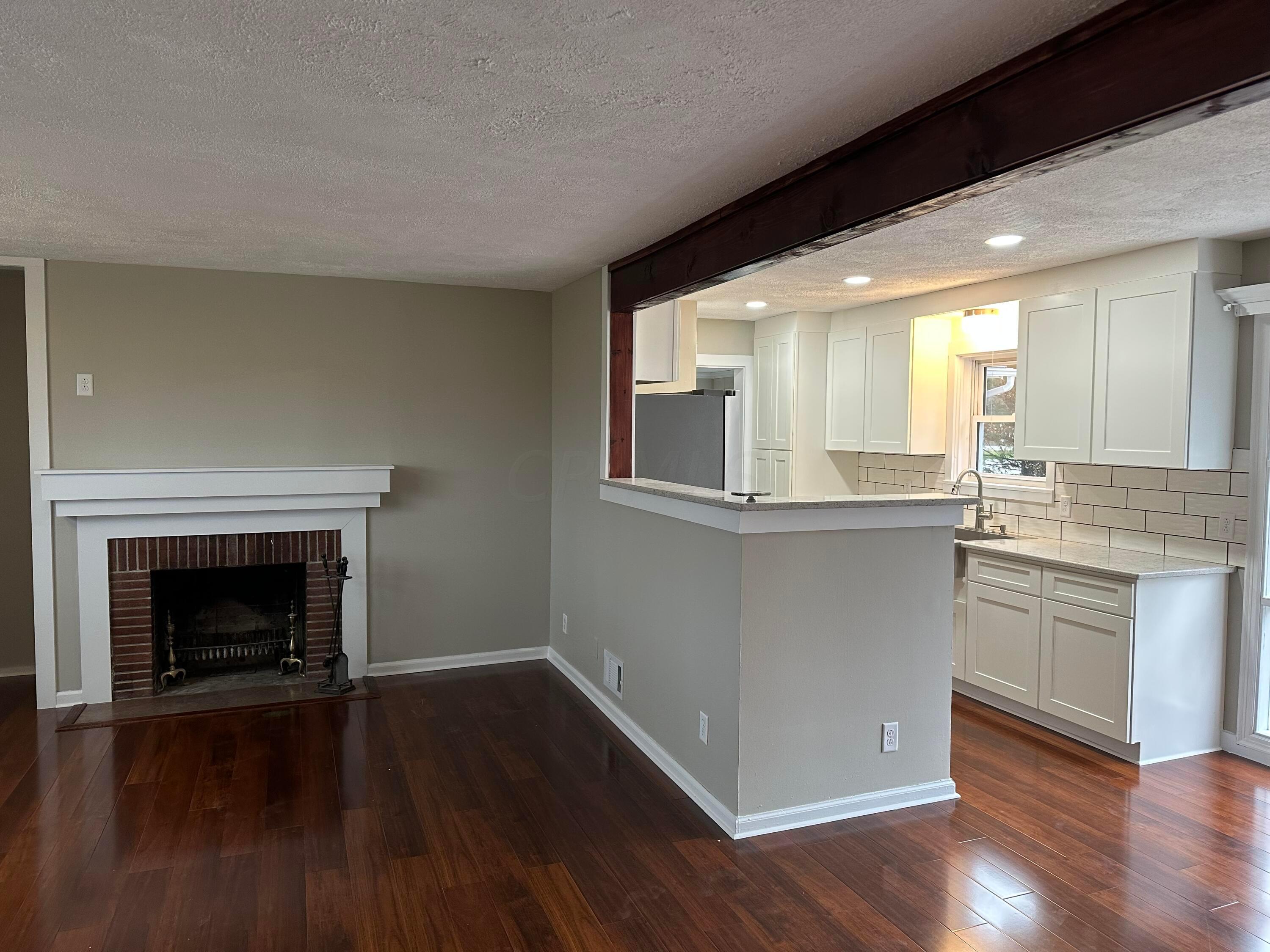 6640 Cincinnati Zanesville Road Northeast, Unit R Lancaster, OH 43130 - Photo 5 of 26 Living Room / Kitchen