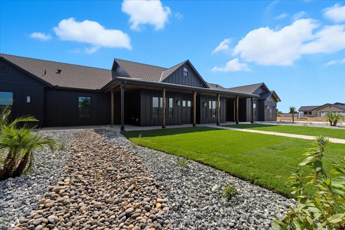 605 South Anderson Road Exeter, CA 93221 - Photo 13 of 81 a front view of a house with garden