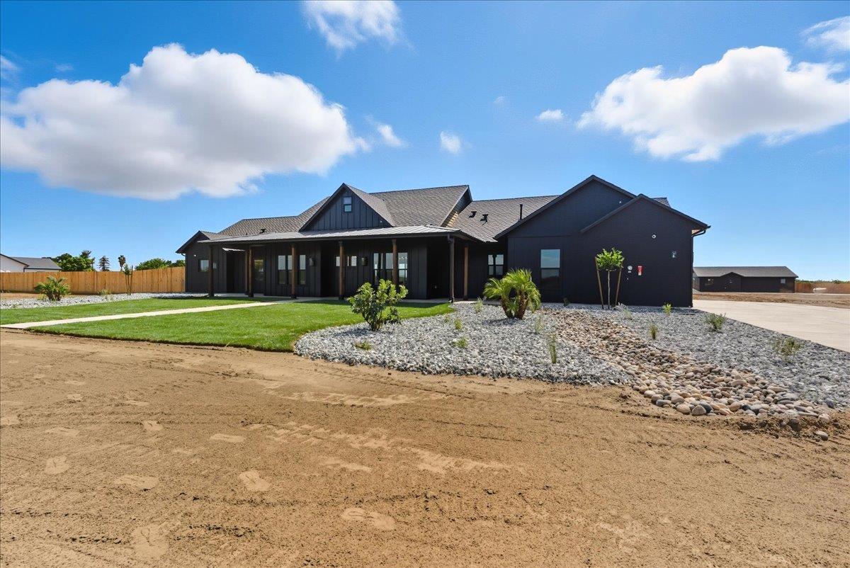605 South Anderson Road Exeter, CA 93221 - Photo 5 of 81 a front view of a house with a garden and yard