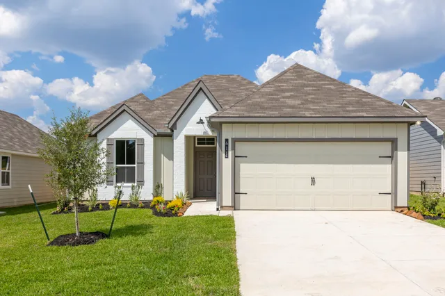 a view of a house with a yard and plants