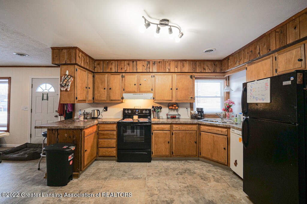 5760 Park Lake Road Bath, MI 48808 - Photo 6 of 24 Kitchen