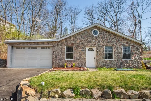 a view of a house with yard