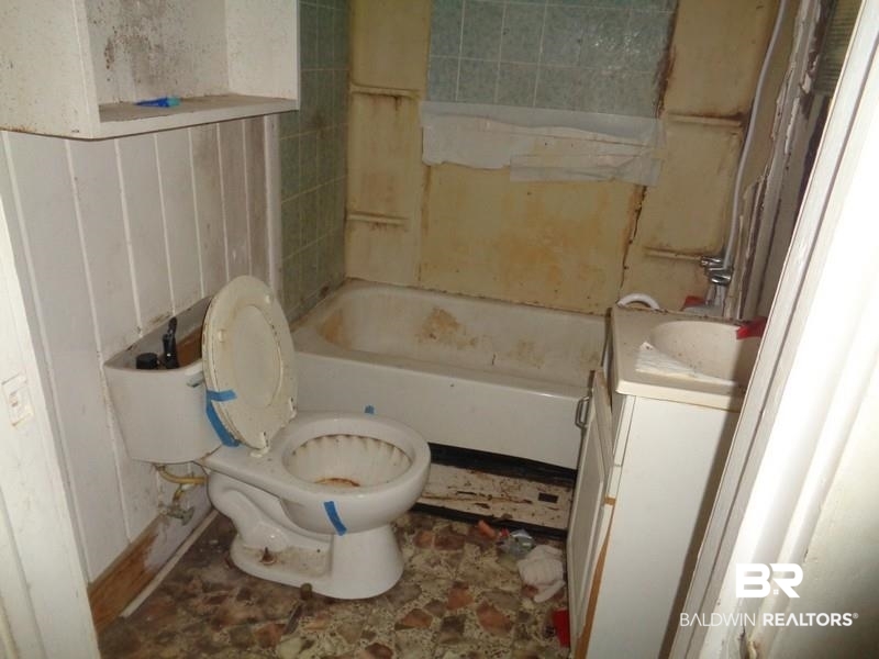 102 Hart Street Brewton, AL 36426 - Photo 19 of 19 Bathroom