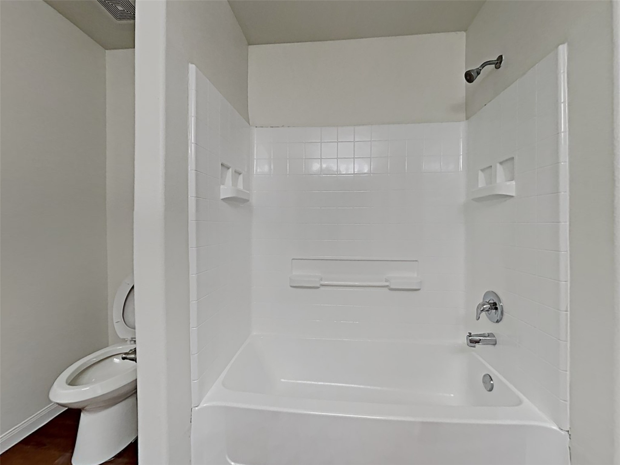 21619 Ornella Circle Humble, TX 77338 - Photo 11 of 18 a close view of a bathtub in a bathroom