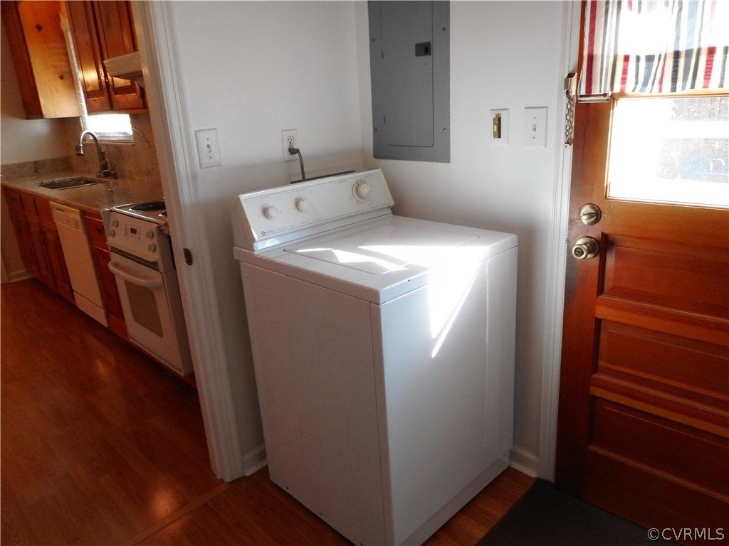 911 Jamestown Road Colonial Heights, VA 23834 - Photo 15 of 17 a utility room with dryer and washer