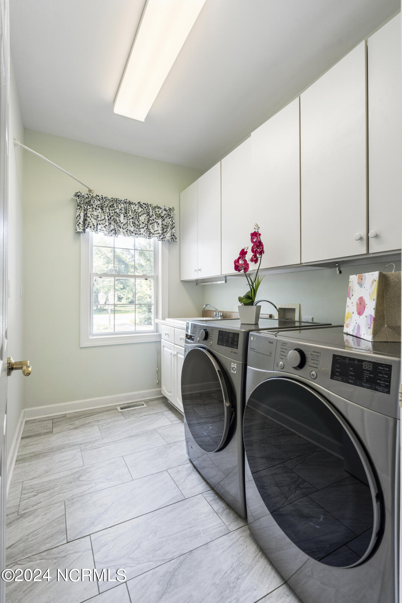 601 Ravenswood Road Hampstead, NC 28443 - Photo 58 of 100 Laundry room off of kitchen