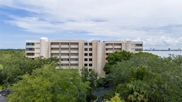 $695,000 | 5020 Bayshore Boulevard, Unit 201, Tampa, FL 33611
