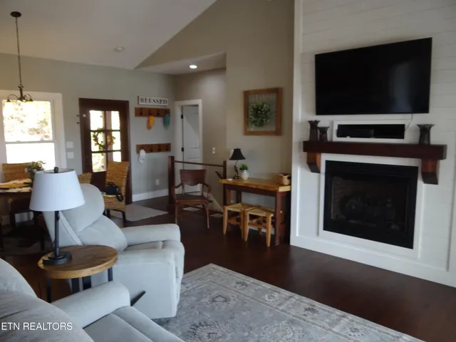 $795,000 | 950 Oak Lane, New Tazewell, TN 37825