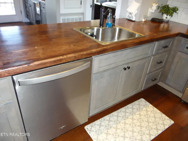 $795,000 | 950 Oak Lane, New Tazewell, TN 37825