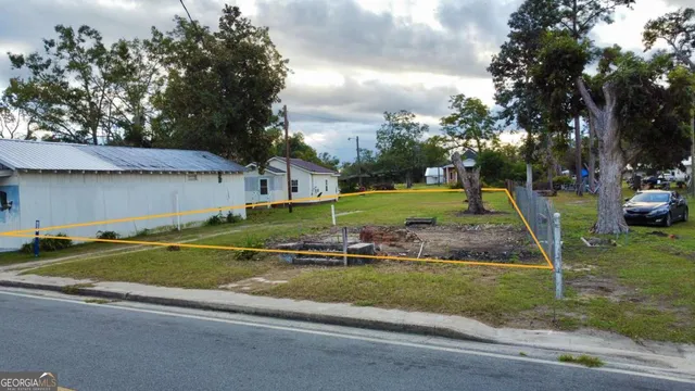 a view of a backyard with green space