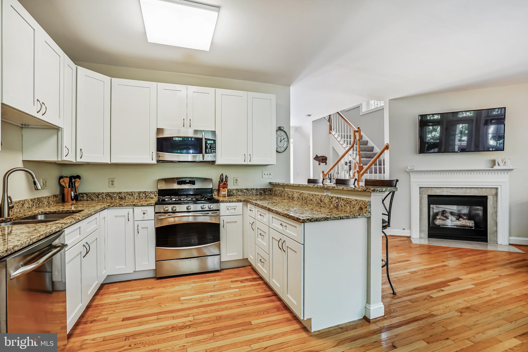 1308 Sundial Drive Reston, VA 20194 - Photo 8 of 41 Shaker Style Cabinets