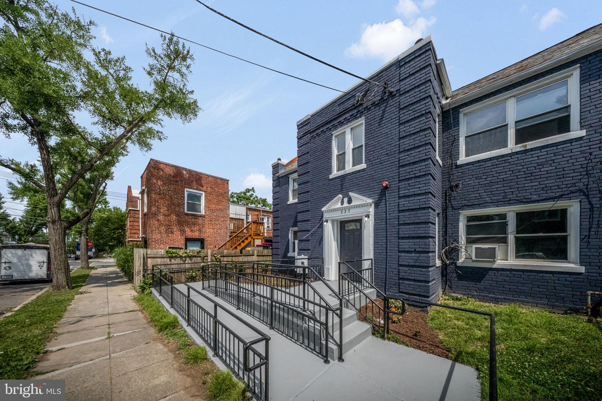 337 Delafield Place Northwest Washington, DC 20011 - Photo 3 of 72 Charming blue brick residence awaits!