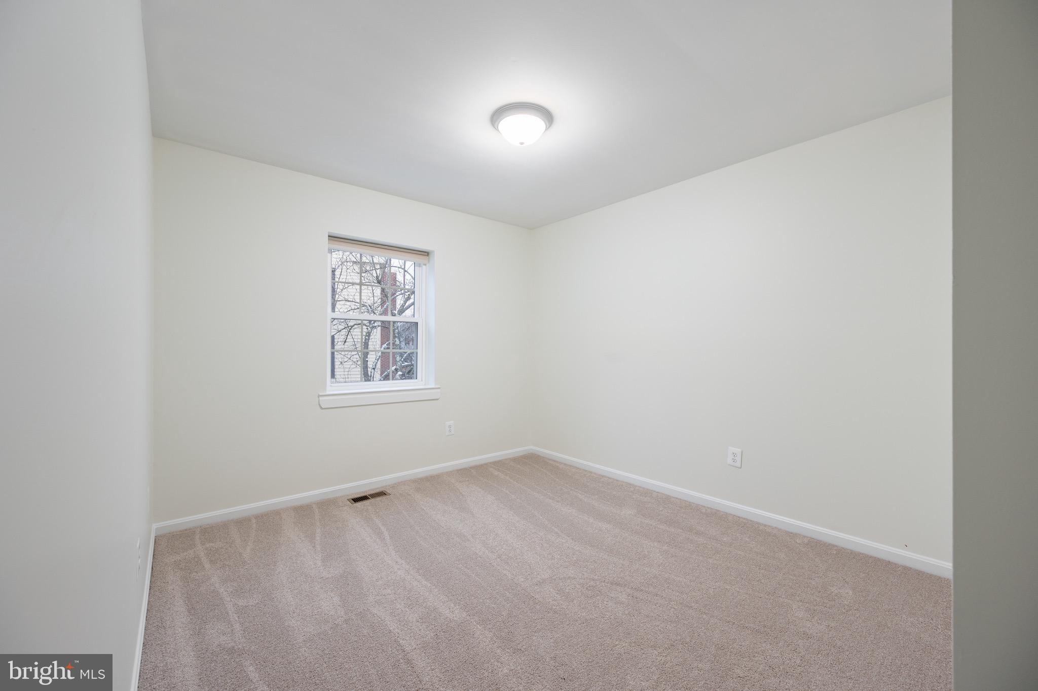 2436 Windbreak Drive Alexandria, VA 22306 - Photo 18 of 36 an empty room with a window