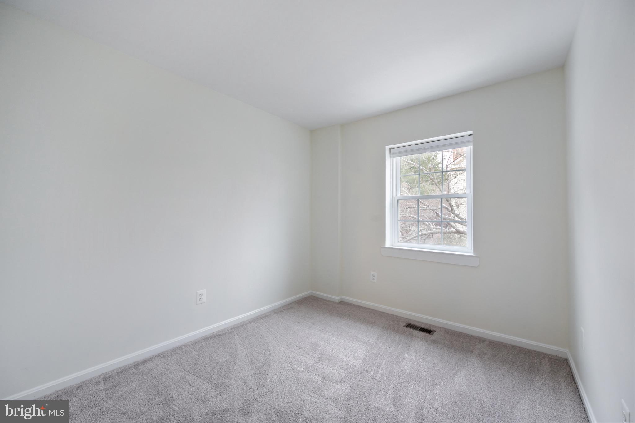 2436 Windbreak Drive Alexandria, VA 22306 - Photo 19 of 36 an empty room with a window