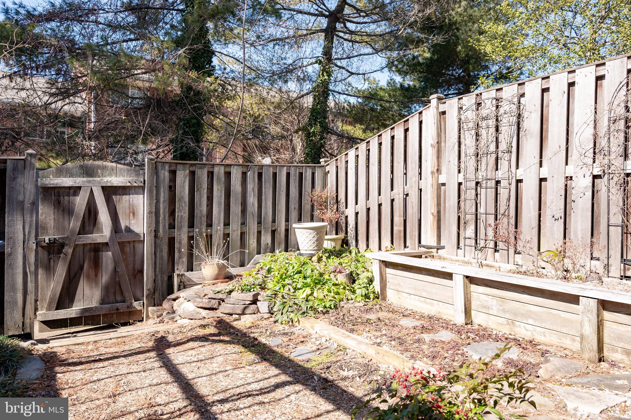 2436 Windbreak Drive Alexandria, VA 22306 - Photo 22 of 36 a view of wooden fence