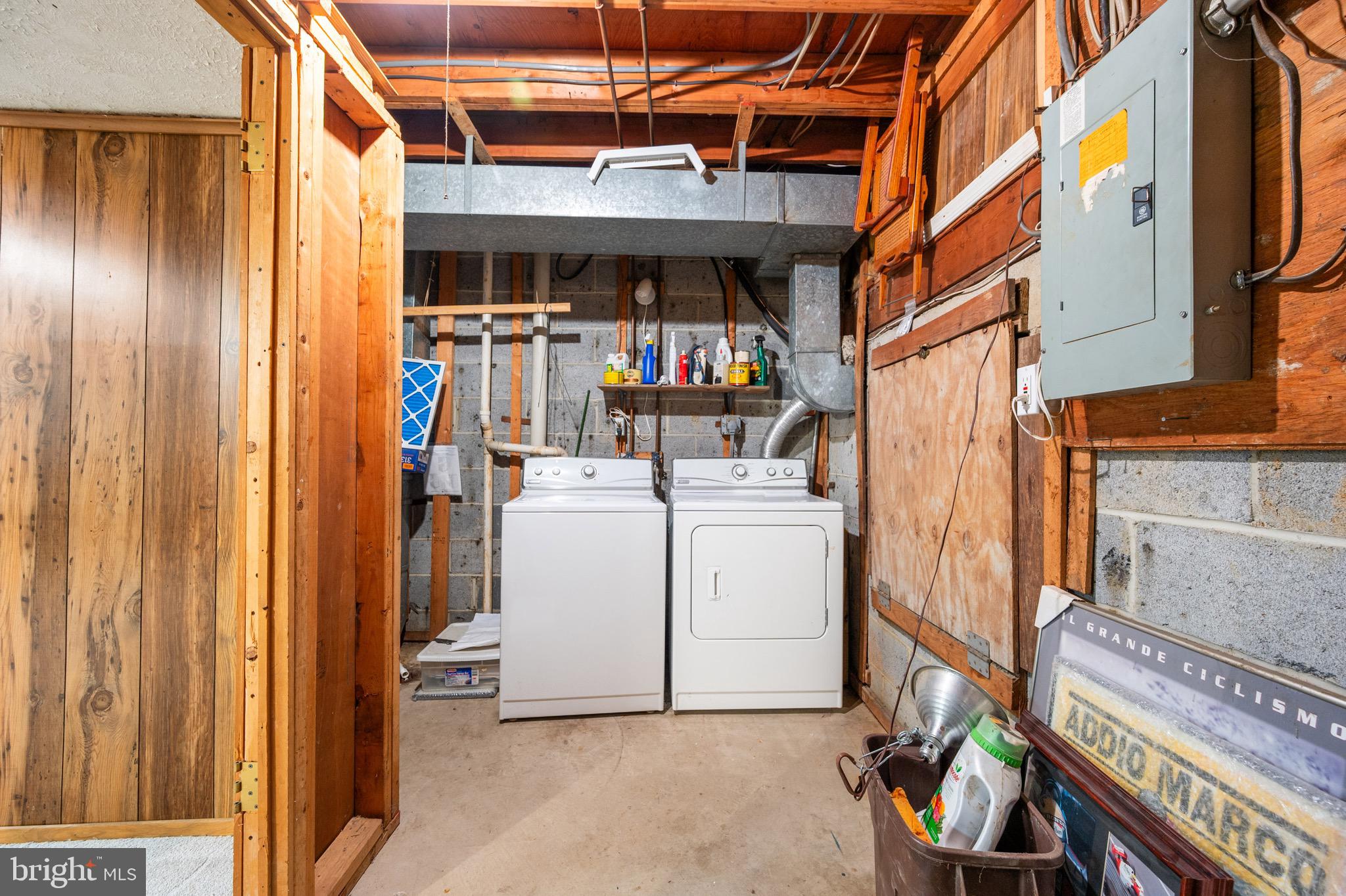 2436 Windbreak Drive Alexandria, VA 22306 - Photo 28 of 36 a utility room with dryer and washer
