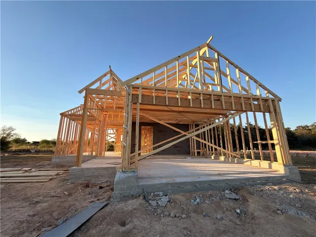 a view of entryway in front of house