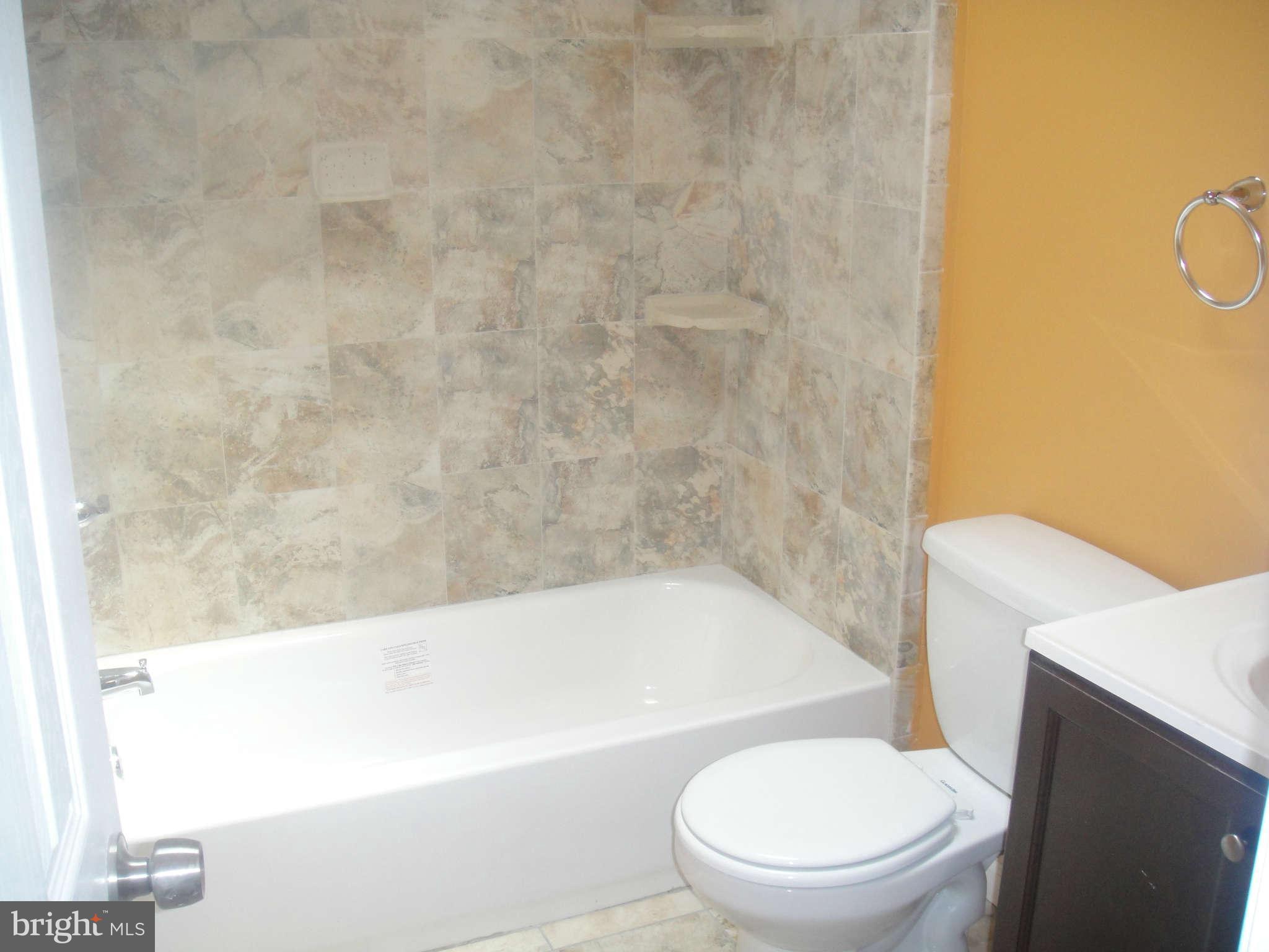 625 Columbia Road Northwest Washington, DC 20001 - Photo 11 of 26 a bathroom with a toilet and a bathtub