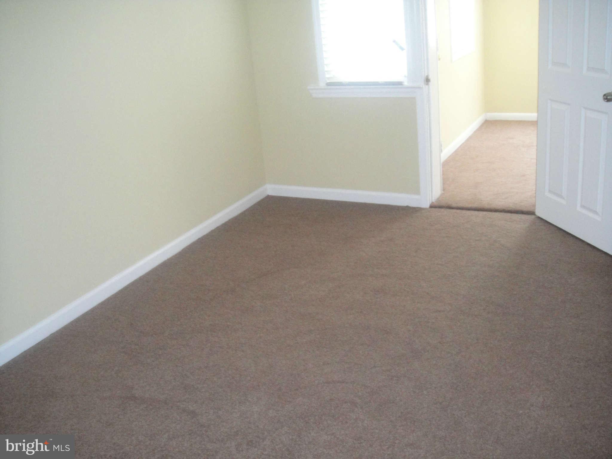 625 Columbia Road Northwest Washington, DC 20001 - Photo 13 of 26 an empty room with a window