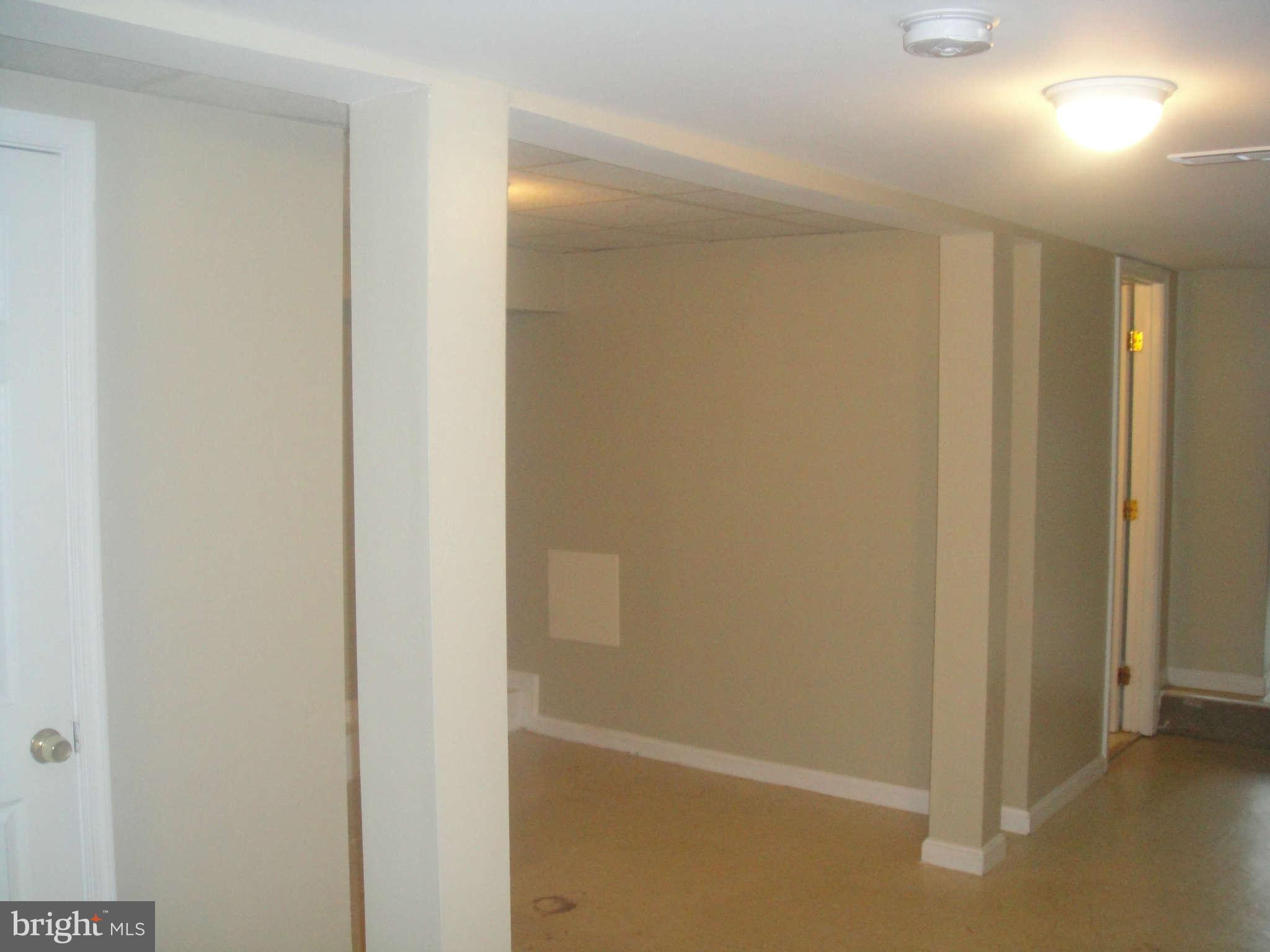 625 Columbia Road Northwest Washington, DC 20001 - Photo 21 of 26 a bathroom with a bathtub