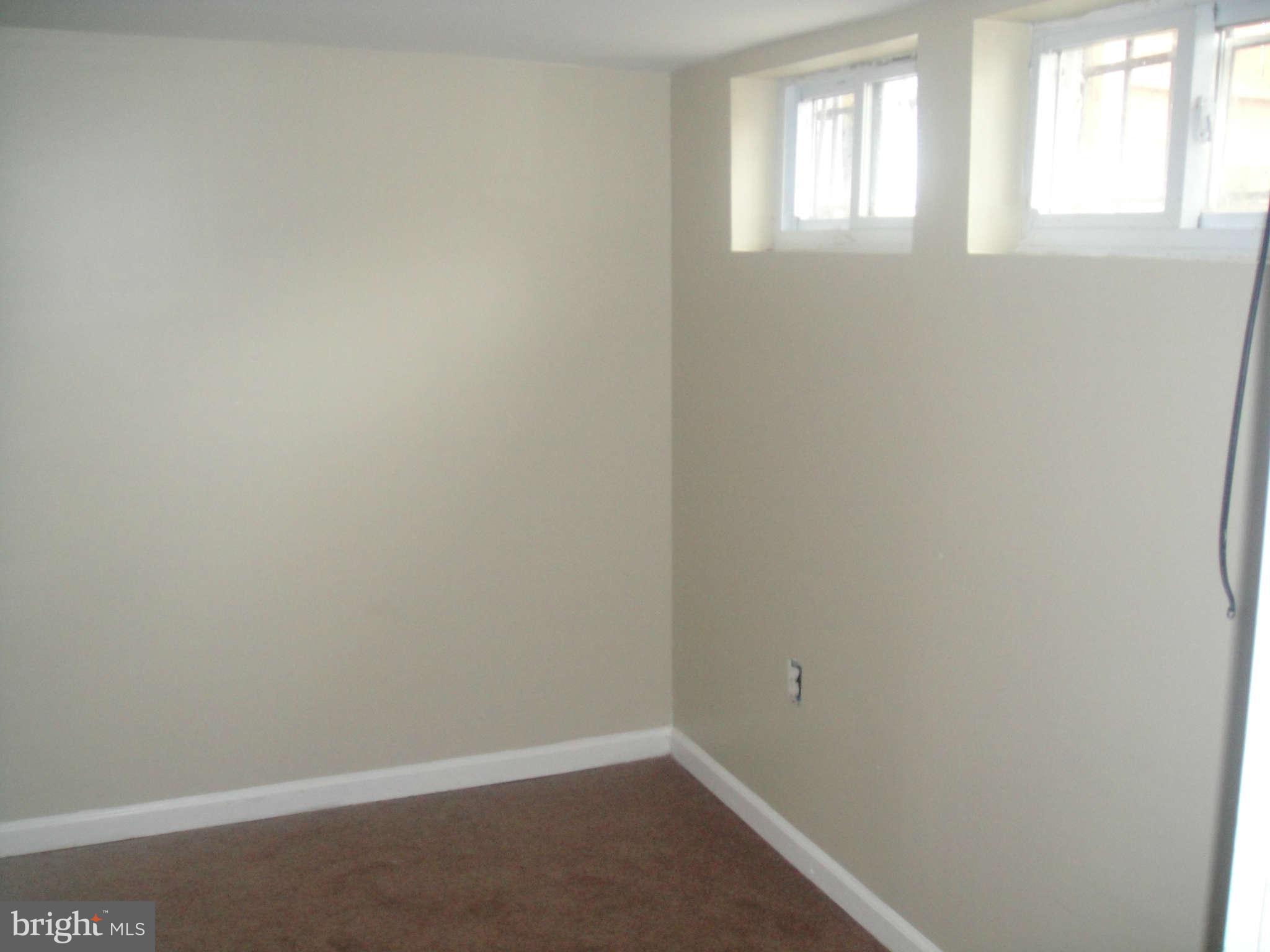 625 Columbia Road Northwest Washington, DC 20001 - Photo 25 of 26 an empty room with windows