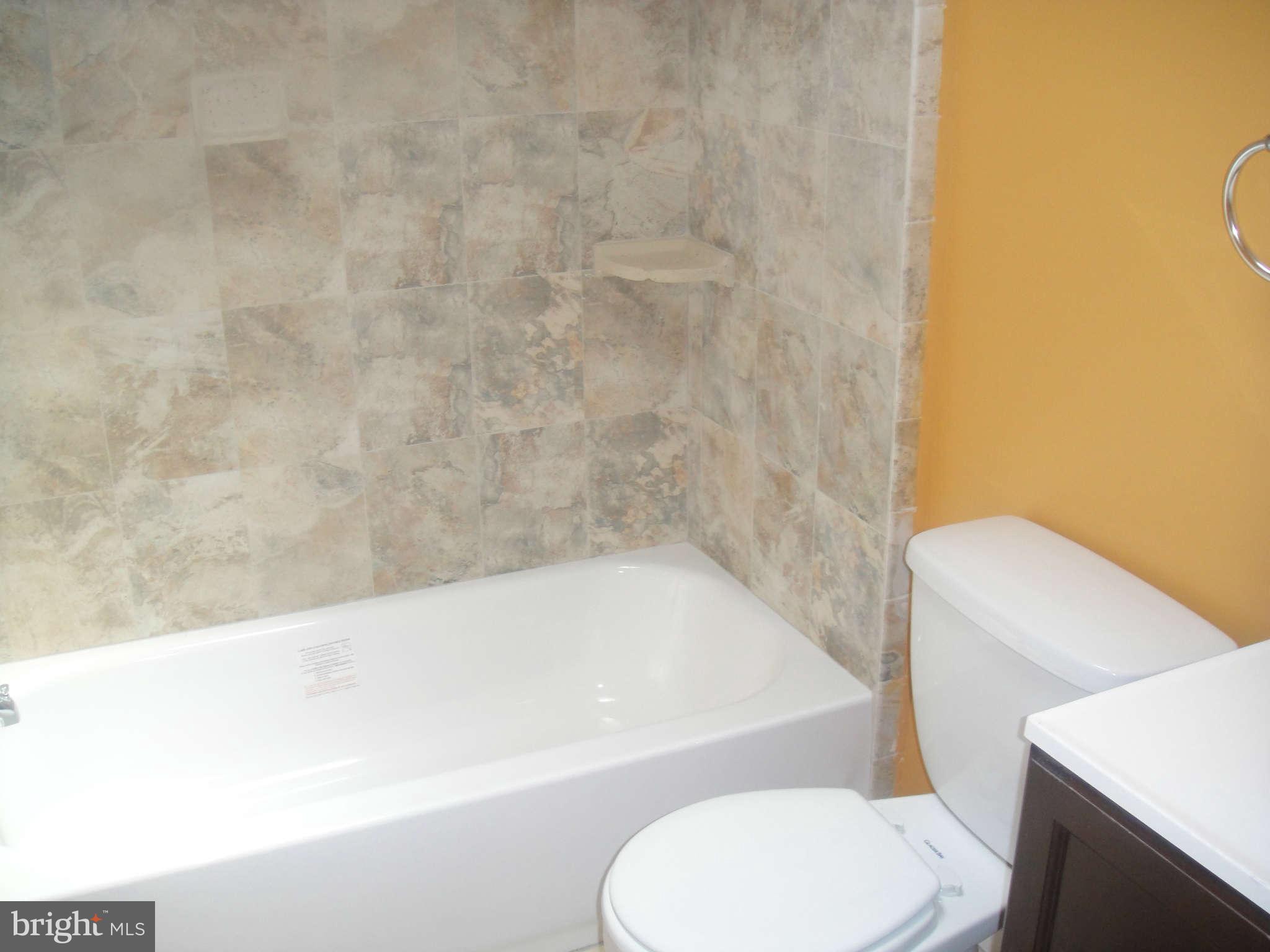 625 Columbia Road Northwest Washington, DC 20001 - Photo 5 of 26 a bathroom with a toilet and a bathtub