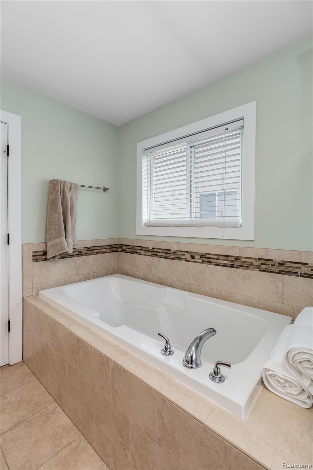 1016 West Snell Road Rochester, MI 48306 - Photo 30 of 35 Bathroom
