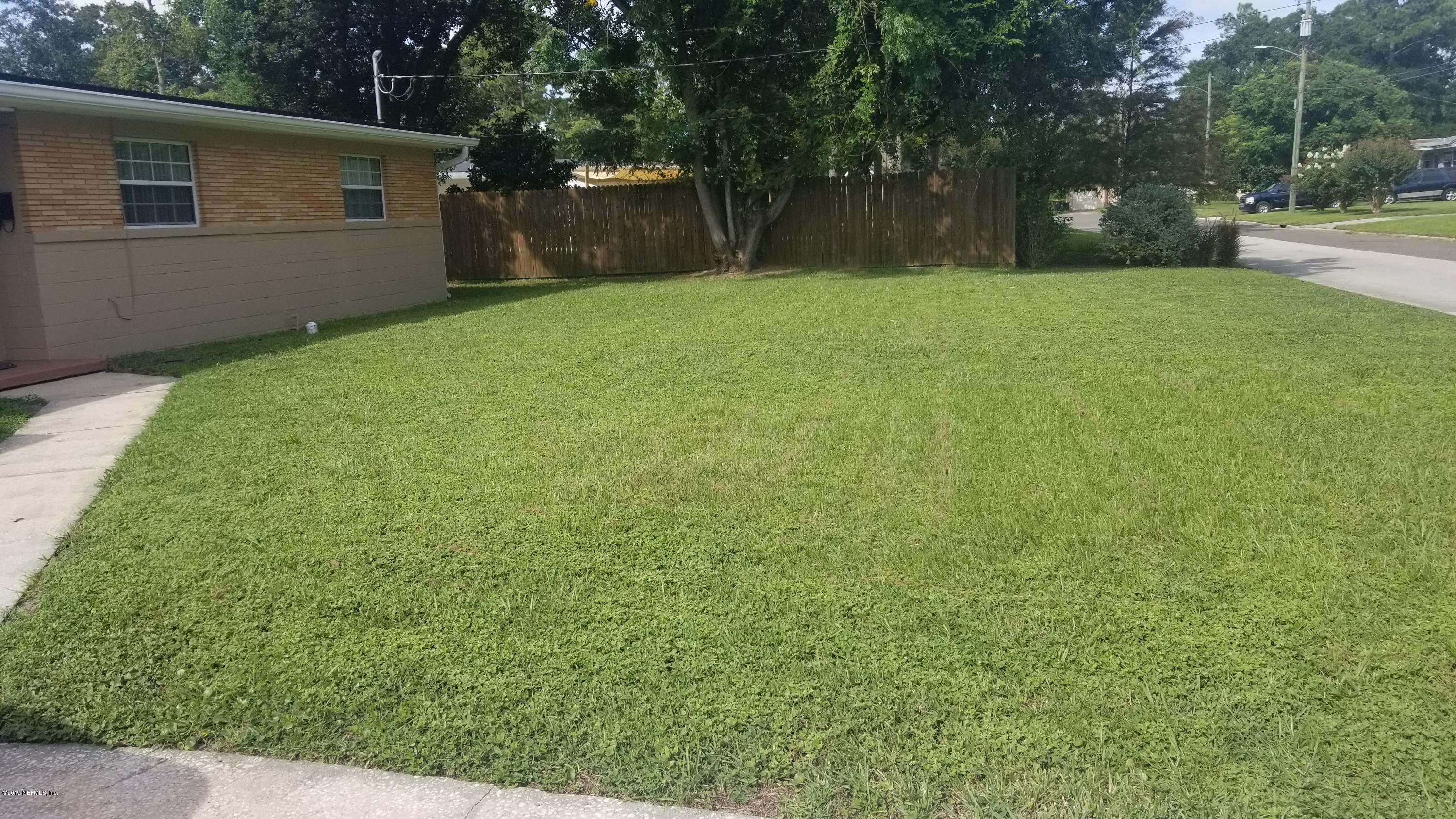 2422 Provost Road East Jacksonville, FL 32216 - Photo 15 of 18 a backyard of a house with plants and trees