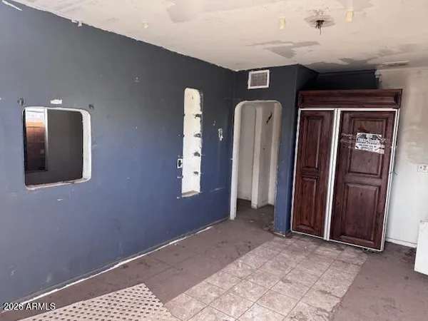 a view of an entryway with a livingroom