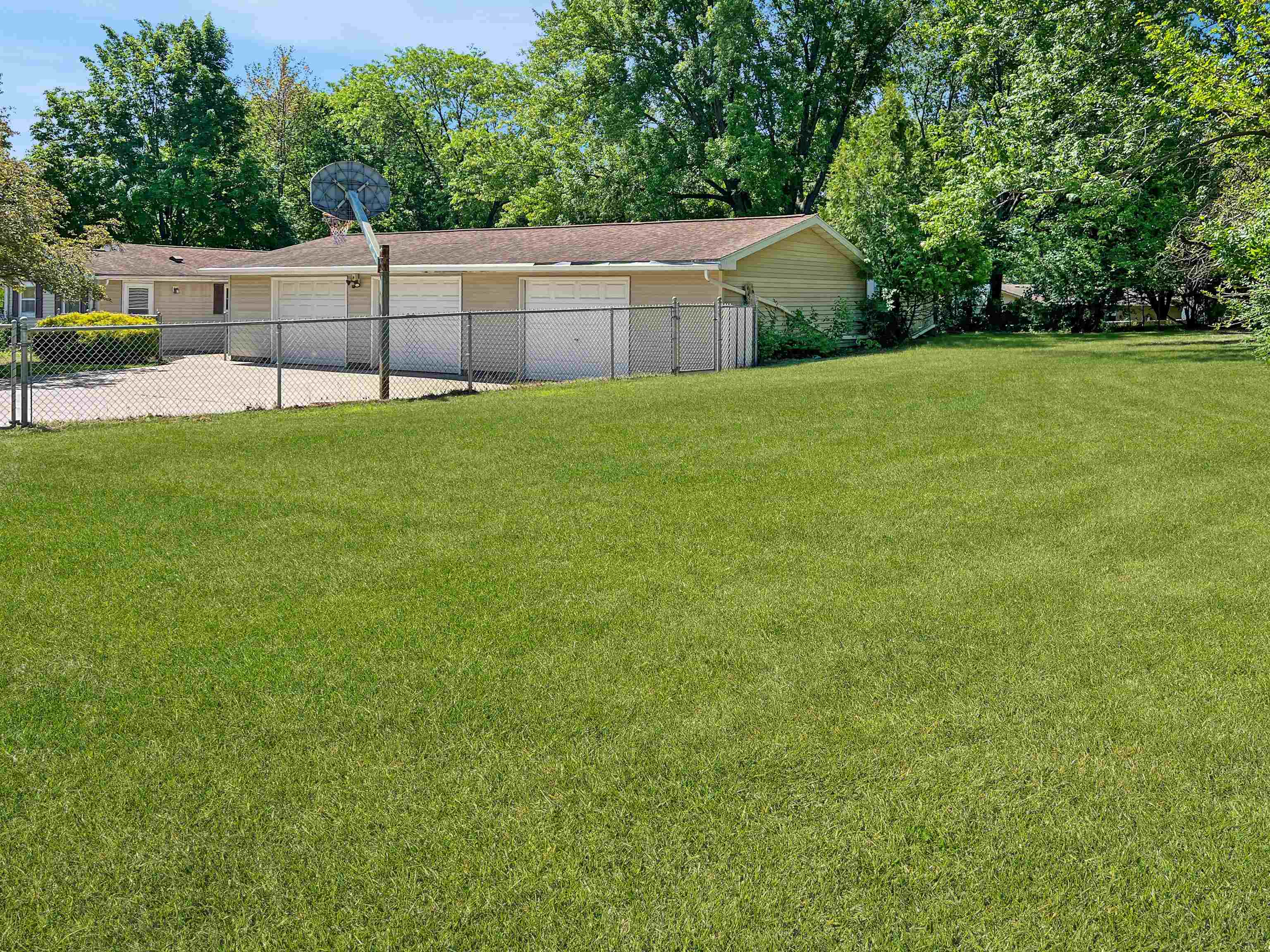 1499 Hemlock Drive Reedsburg, WI 53959 - Photo 2 of 49