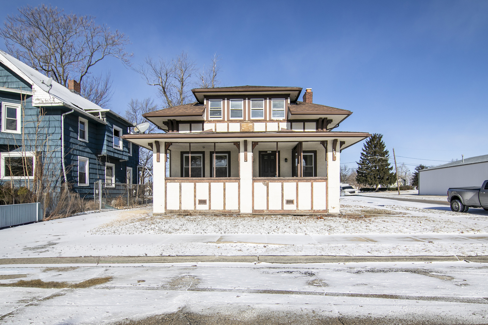 1295 East Merchant Street Kankakee, IL 60901 - Photo 2 of 17 a front view of a house