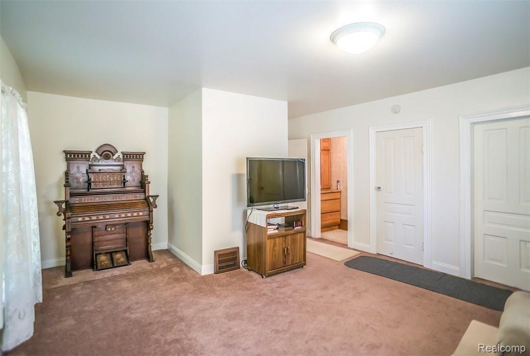 1219 Faussett Road Howell, MI 48855 - Photo 8 of 20 Living room