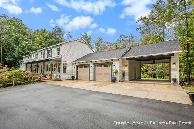 $925,000 | 6467 118th Avenue, Fennville, MI 49408