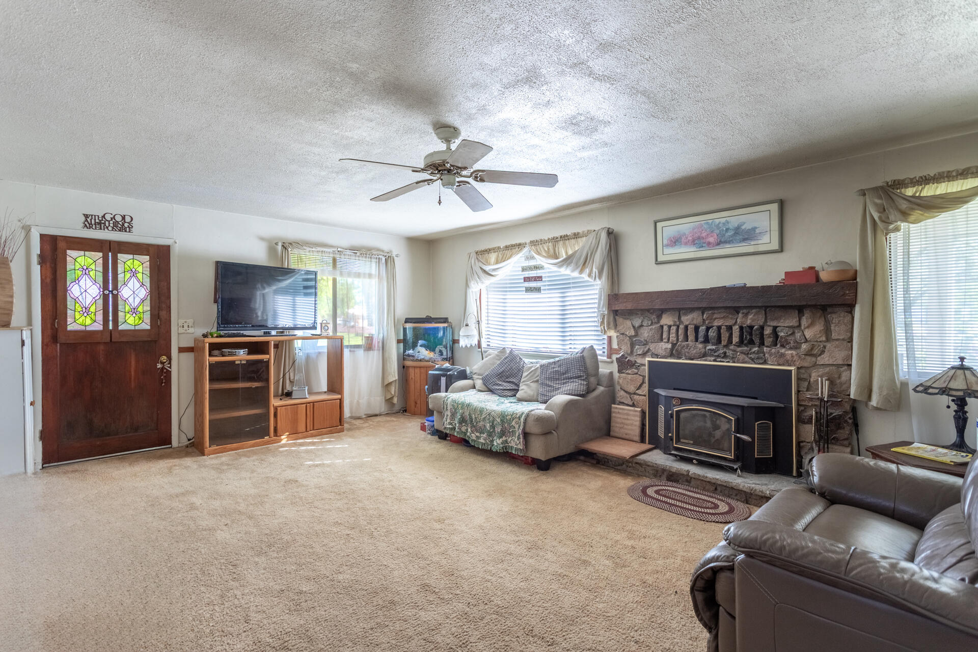 9038 Stillwater Road Redding, CA 96002 - Photo 4 of 30 IMG_3888-HDR